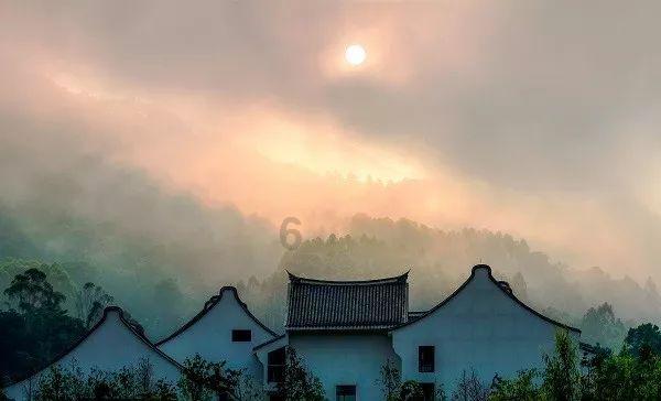 重庆一超市挂红灯笼、贴剪纸窗花喜气洋洋迎新春