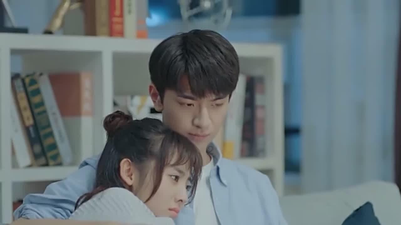 吃早餐的精致女孩