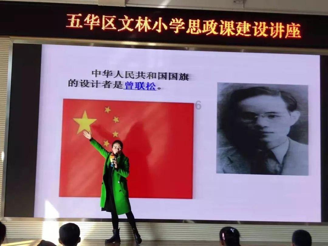 云南镇雄山体滑坡救援现场,消防员刚被提醒小心就遇石块滚落